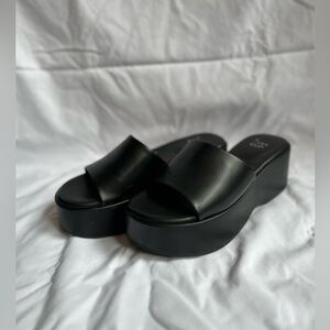 Black slide platforms